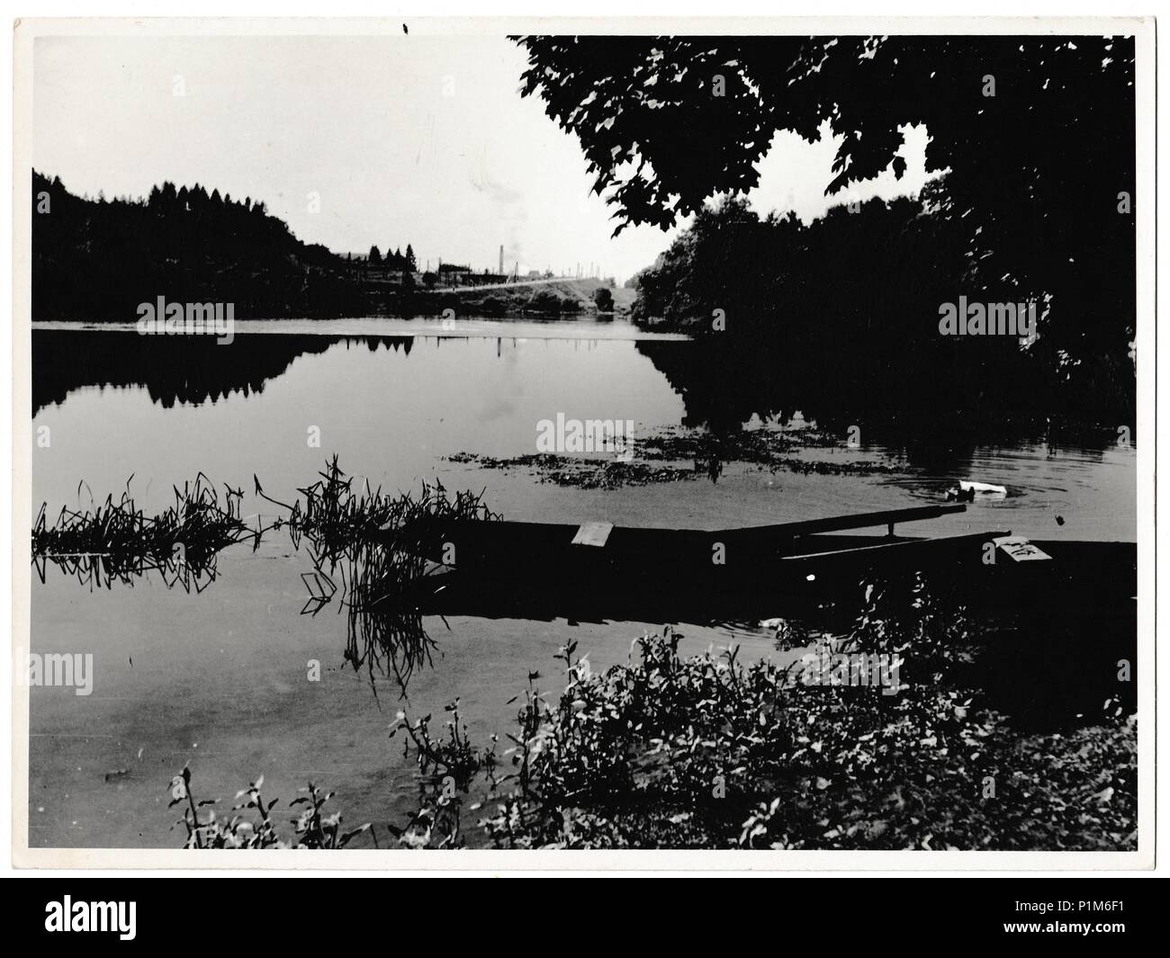 La REPUBBLICA SOCIALISTA CECOSLOVACCA - circa sessanta: Retro foto mostra la vista sul lago. Bianco & Nero fotografia vintage Foto Stock