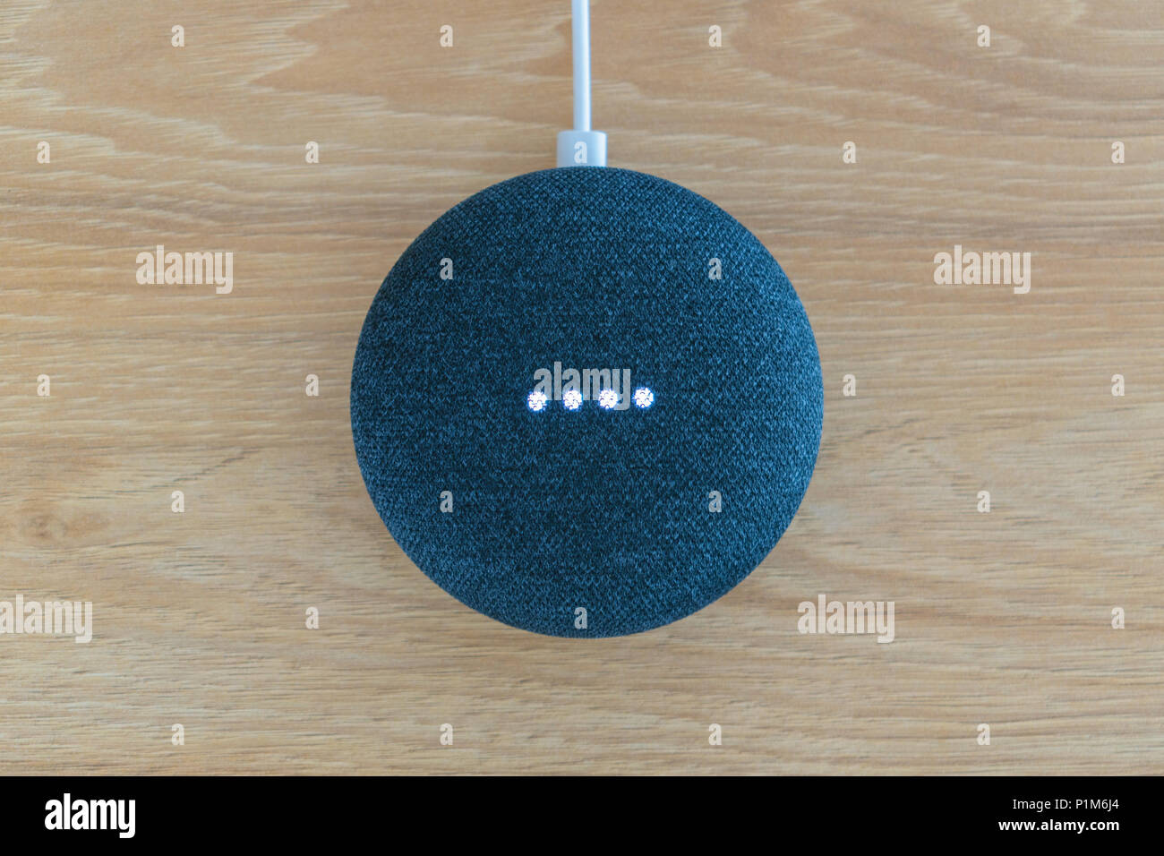 Athens, Grecia - 7 Giugno 2018: home page di Google mini smart speaker con costruito in Google Assistant Foto Stock