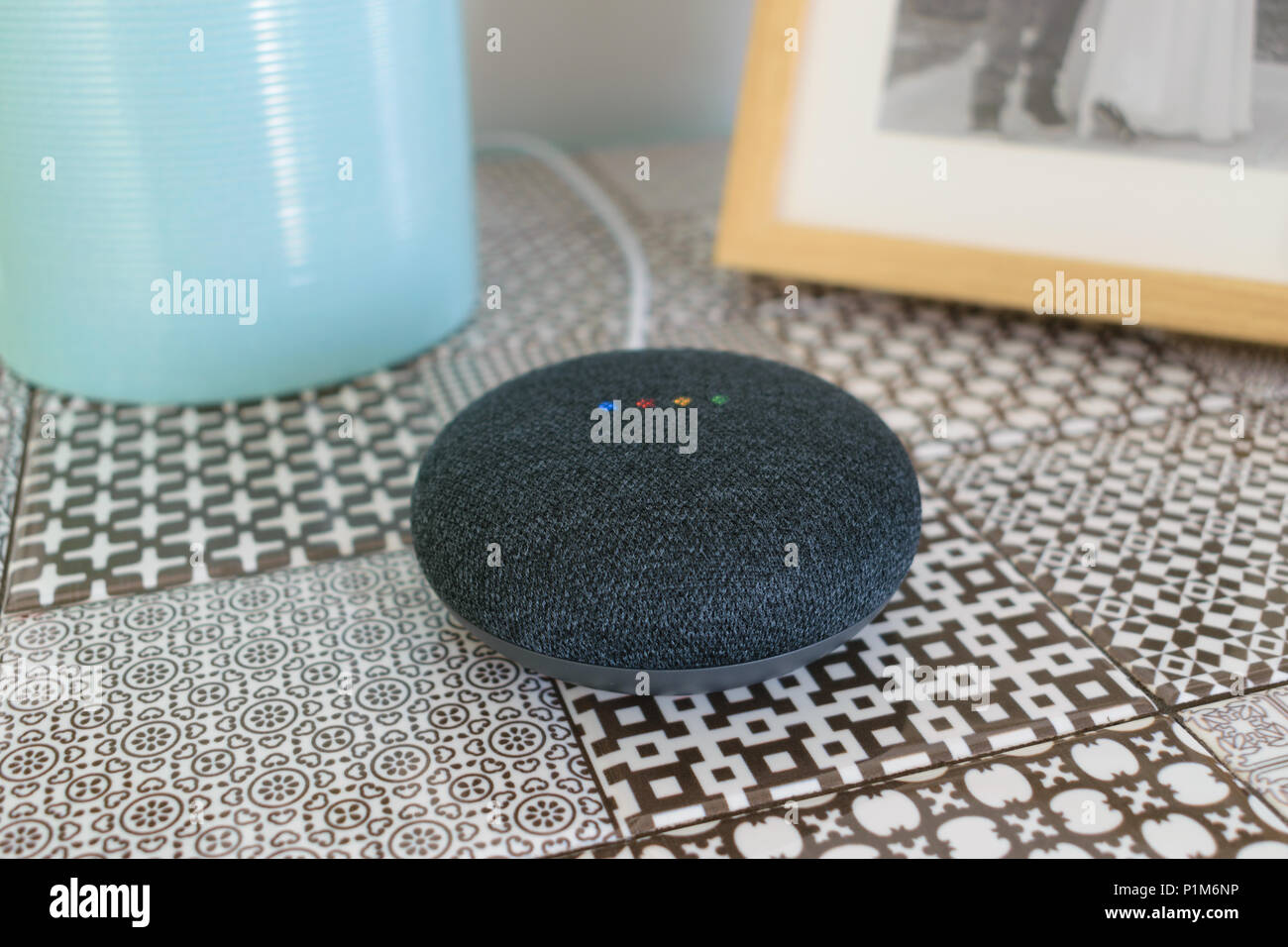 Athens, Grecia - 7 Giugno 2018: home page di Google mini smart speaker con costruito in Google Assistant Foto Stock