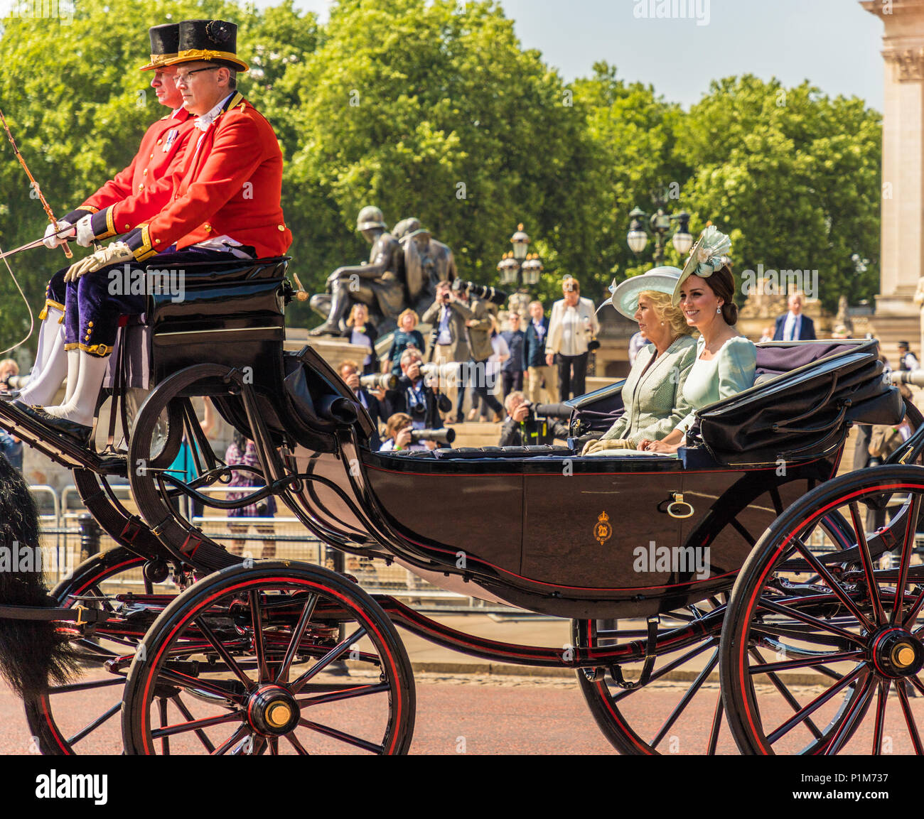 Londra. Il 9 giugno 2018. Una vista del royal carrello di trasporto Camilla e la Duchessa di Cambridge al trooping della cerimonia di colore, durante la que Foto Stock