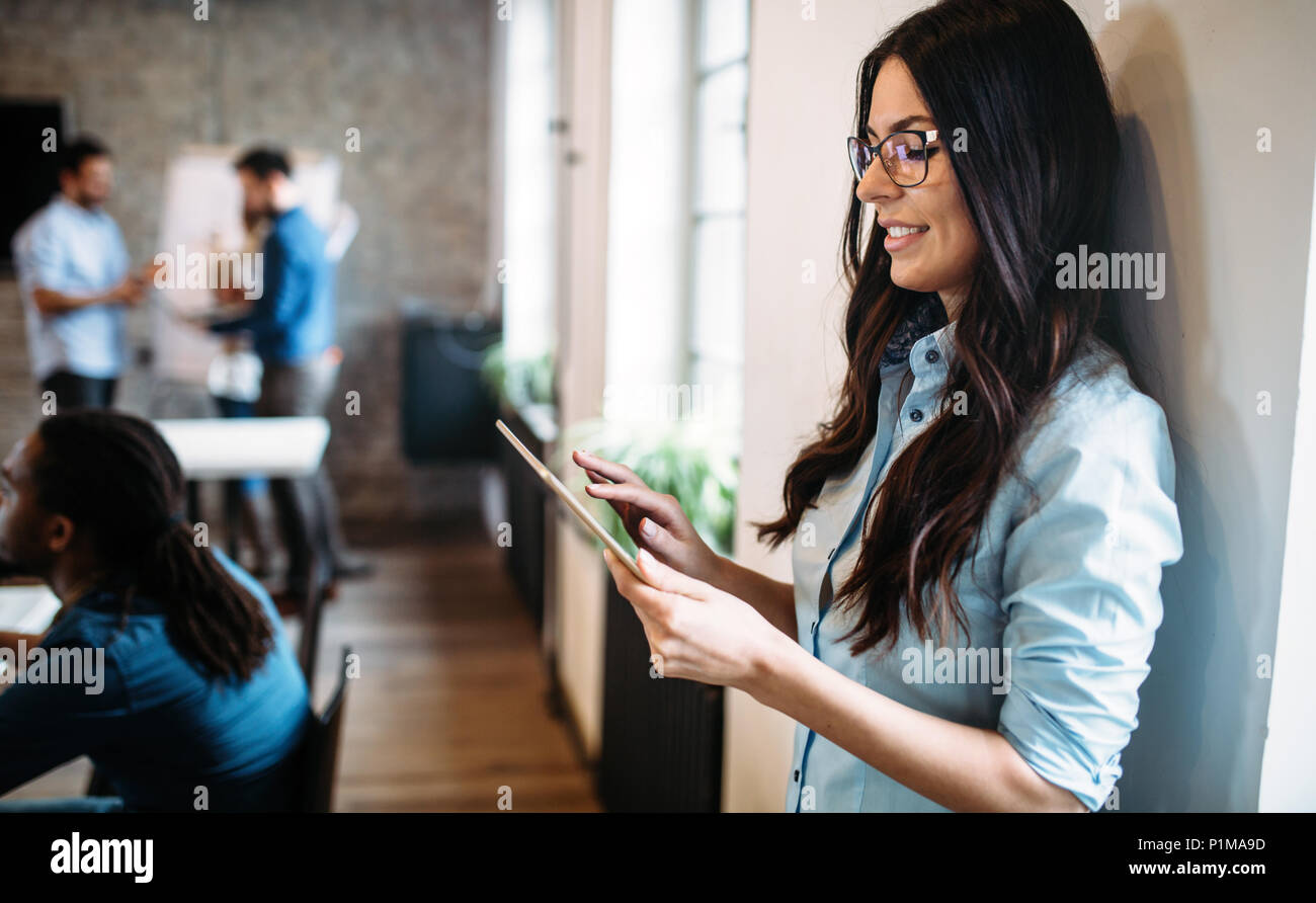 Giovane architetto attraente lavorando in ufficio moderno Foto Stock