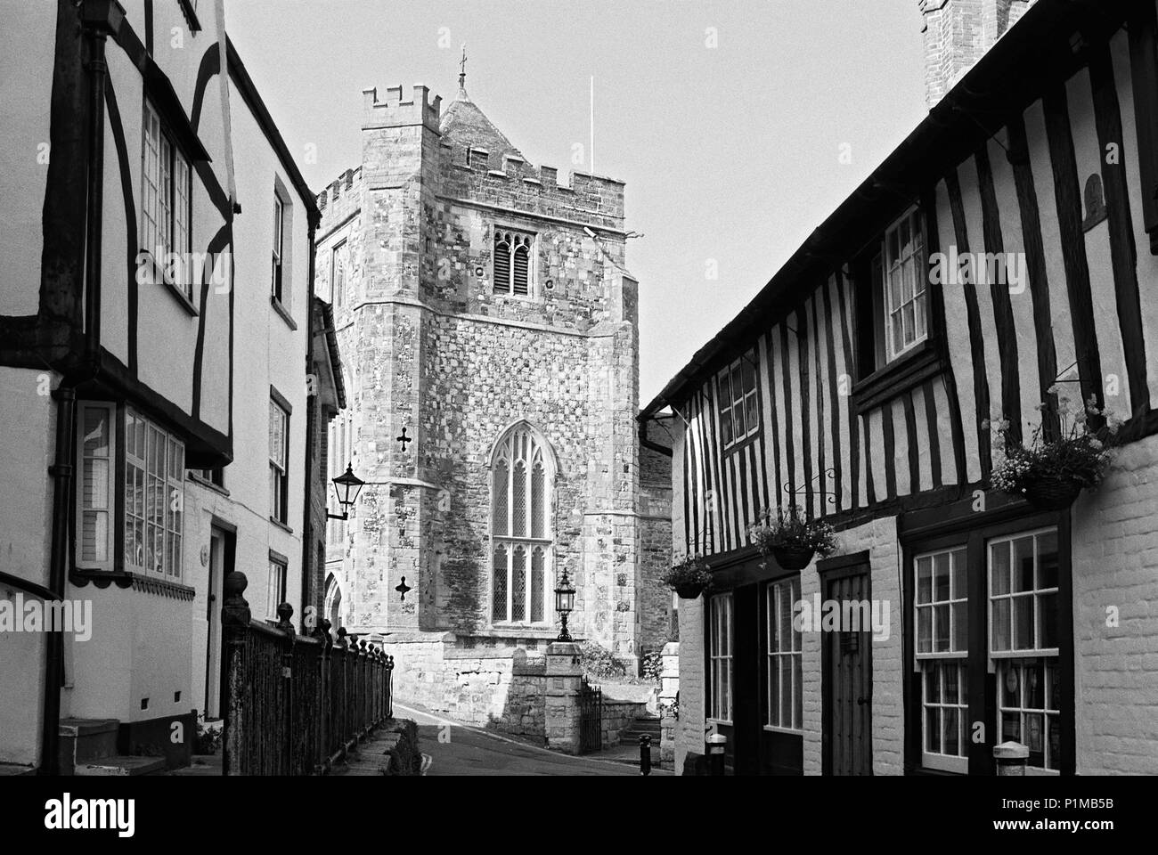 Vecchie travi in legno case e St Clemnets chiesa torre, visto da Hill Street in Hastings Old Town, East Sussex, Regno Unito Foto Stock