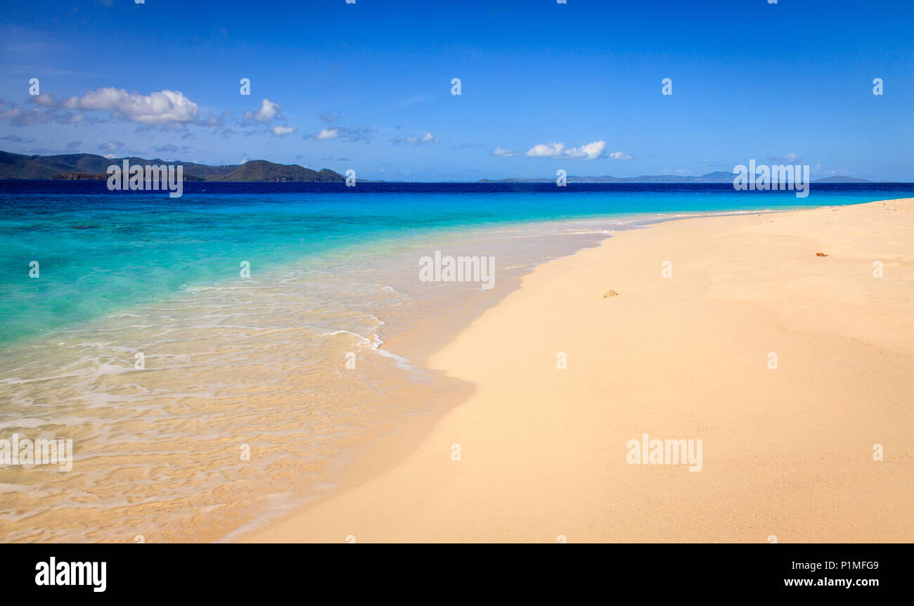 Vuoto spiaggia idilliaca su una piccola isola nel BVI Foto Stock
