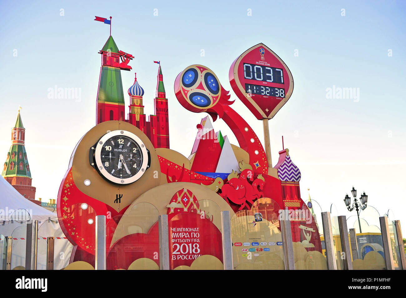 Mosca, Russia - 08 Maggio: conto alla rovescia ufficiale della Coppa del Mondo di Calcio 2018 a Mosca il 8 maggio 2018. Foto Stock