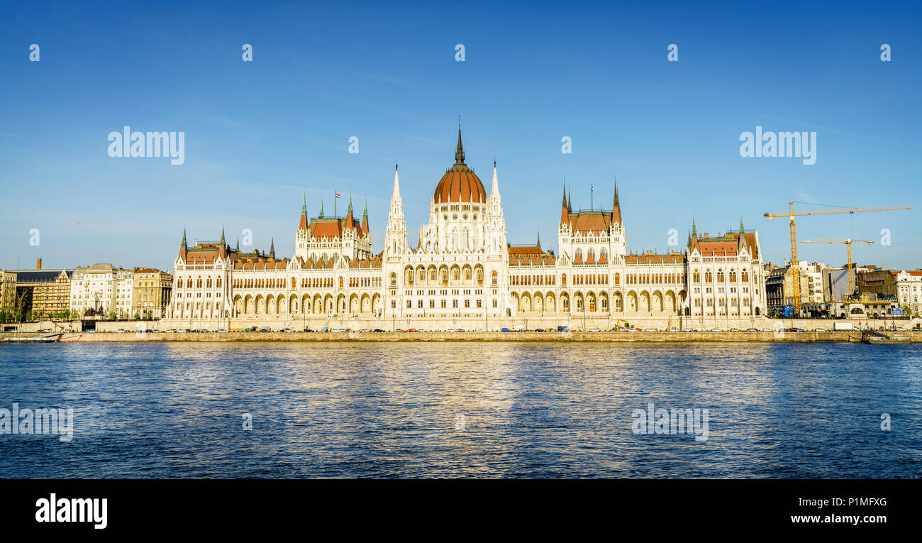 Famoso parlamento ungherese edificio sulla riva del fiume Danubio Foto Stock