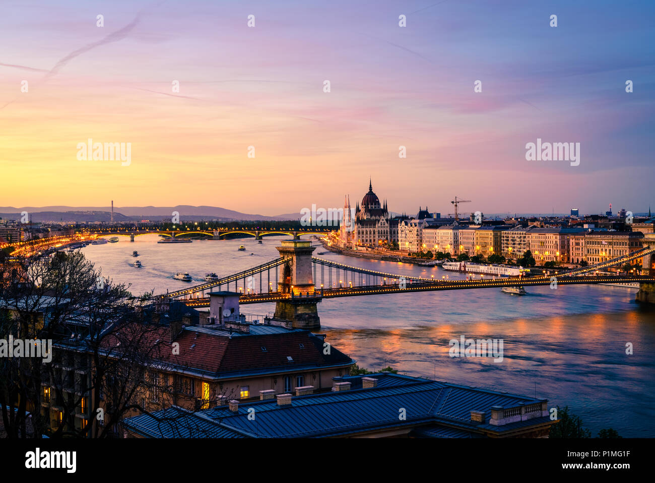 Bellissima vista della parte storica di Budapest e del Danubio dopo il tramonto Foto Stock