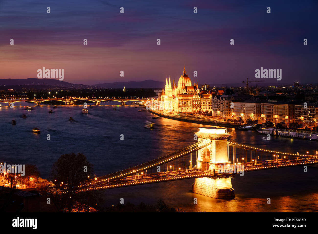Bellissima vista della parte storica di Budapest e del Danubio di notte Foto Stock