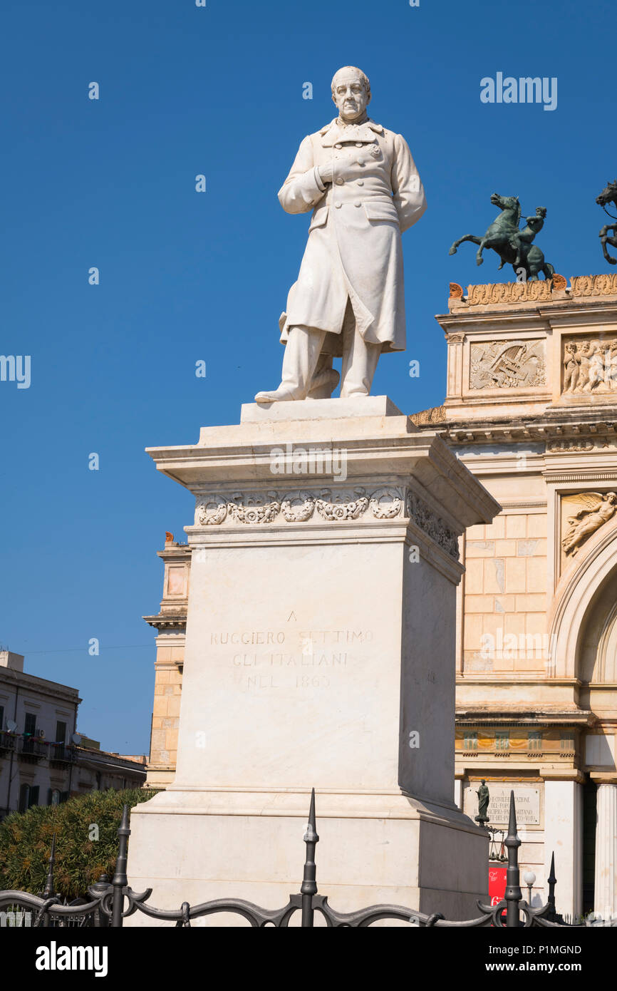 Italia Sicilia Palermo Piazza e statua di pietra scultura Ruggero Settimo 1778 - 1863 Presidente attivista politico dal Teatro Politeama Garibaldi Foto Stock