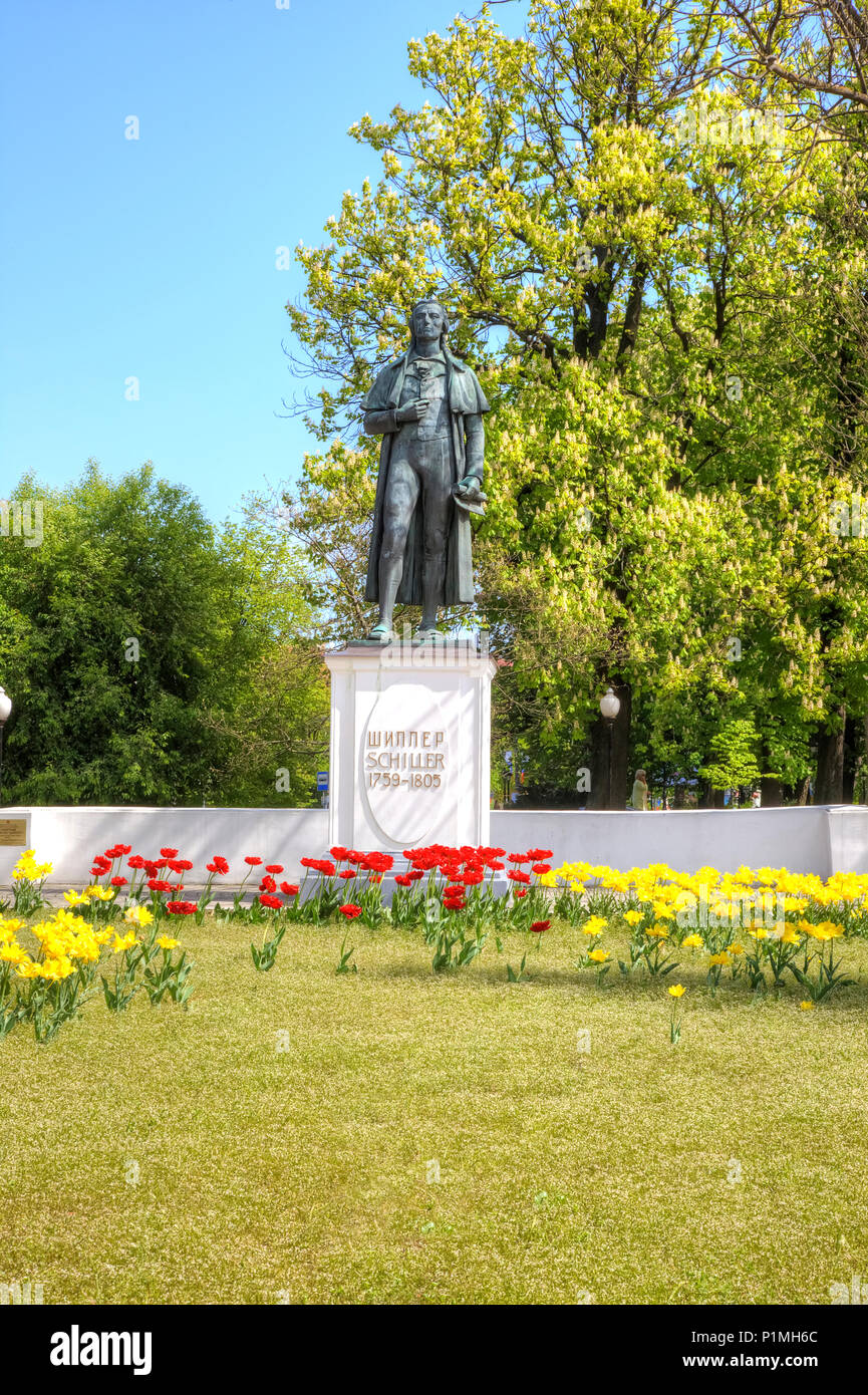 KALININGRAD, RUSSIA - maggio 04.2018: un monumento al famoso poeta tedesco e il drammaturgo Friedrich Schiller a Piazza del Teatro. Il monumento in bronzo w Foto Stock