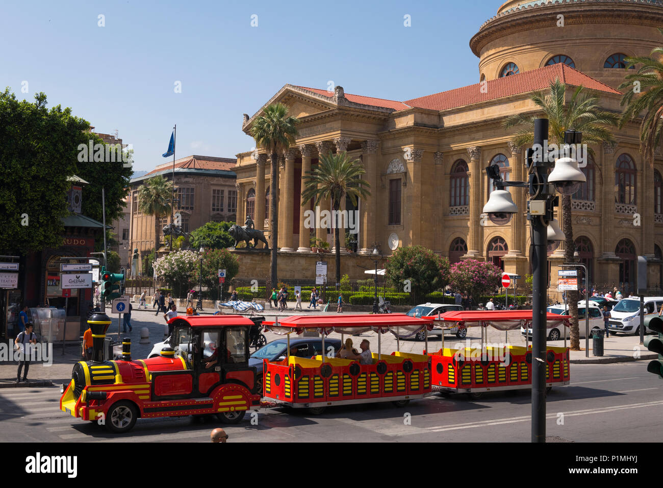 Sicilia Palermo Piazza Giuseppe Verdi Teatro Massimo costruito 1897 più grande opera house Italia architetto Giovanni Battista Filippo Basile scene di strada Foto Stock