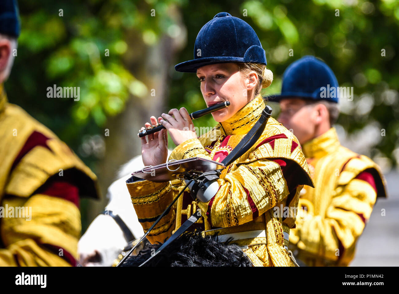 Flautista femmina. Fascia di montaggio della cavalleria della famiglia. Trooping il colore 2018. Riproduzione di musica Foto Stock