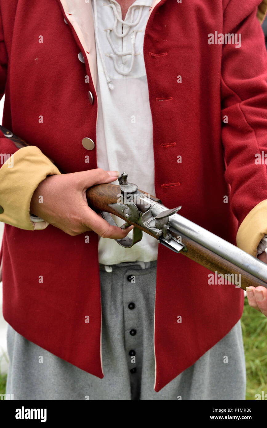 Close-up di uomo con una flintlock moschetto durante la guerra civile inglese rievocazione storica, REGNO UNITO Foto Stock