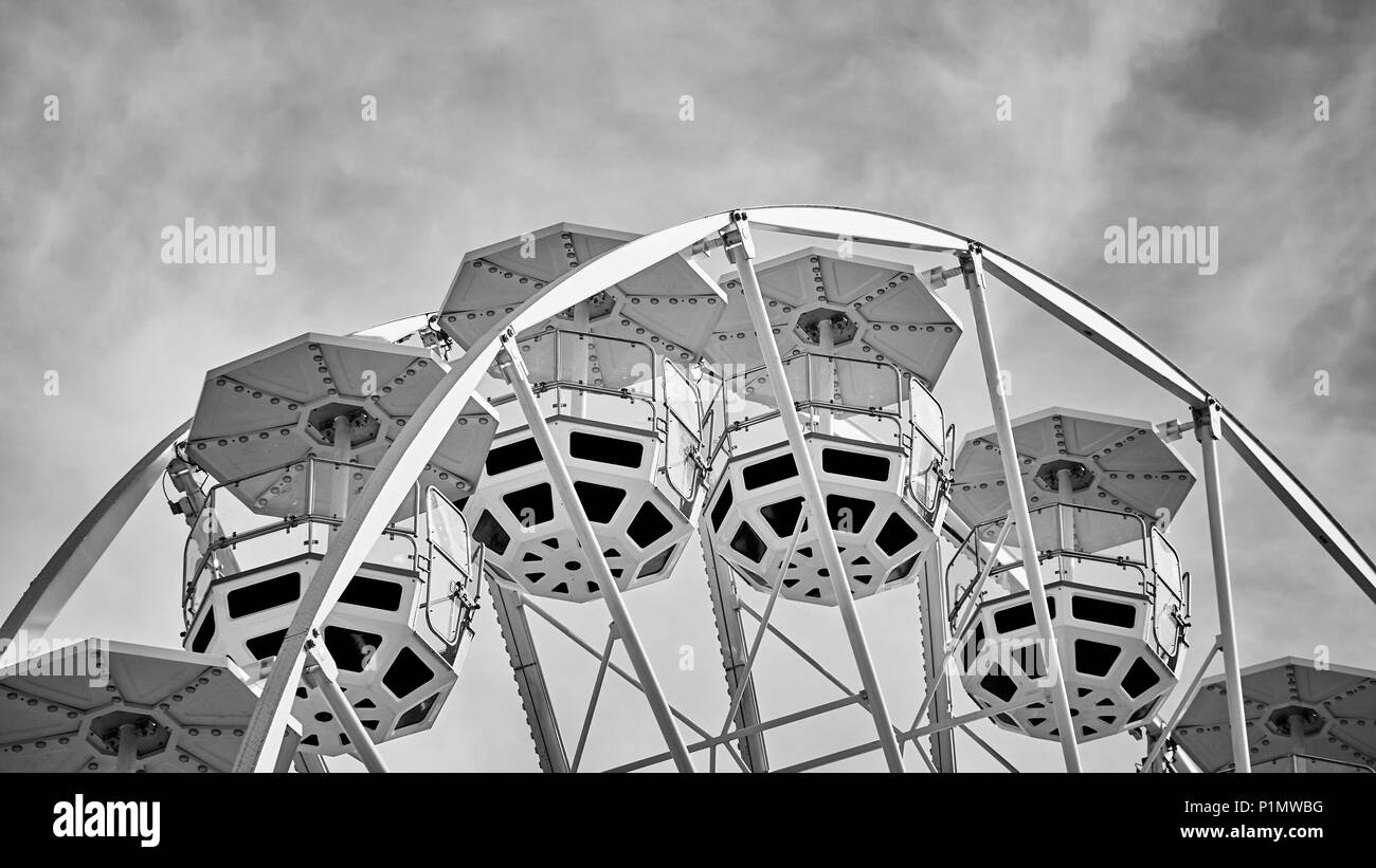 Immagine in bianco e nero di Ferris Wheel cars, concetto di infanzia. Foto Stock