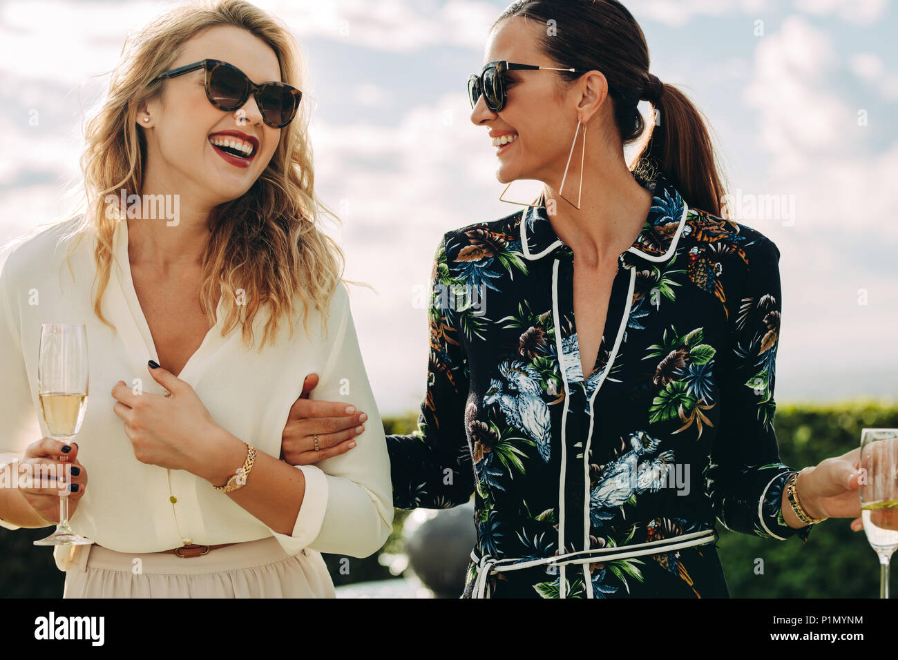 Le donne belle passeggiate e parlare all'esterno. Migliori amici avente un grande tempo insieme. Foto Stock
