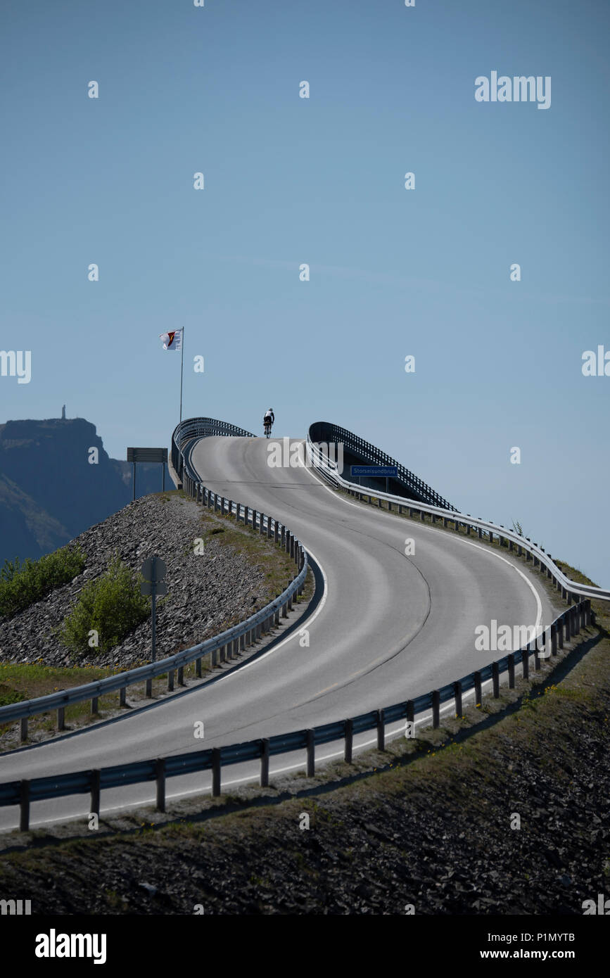 Ponte Storseisundet sull'Atlantico strada costiera, Norvegia. Foto Stock