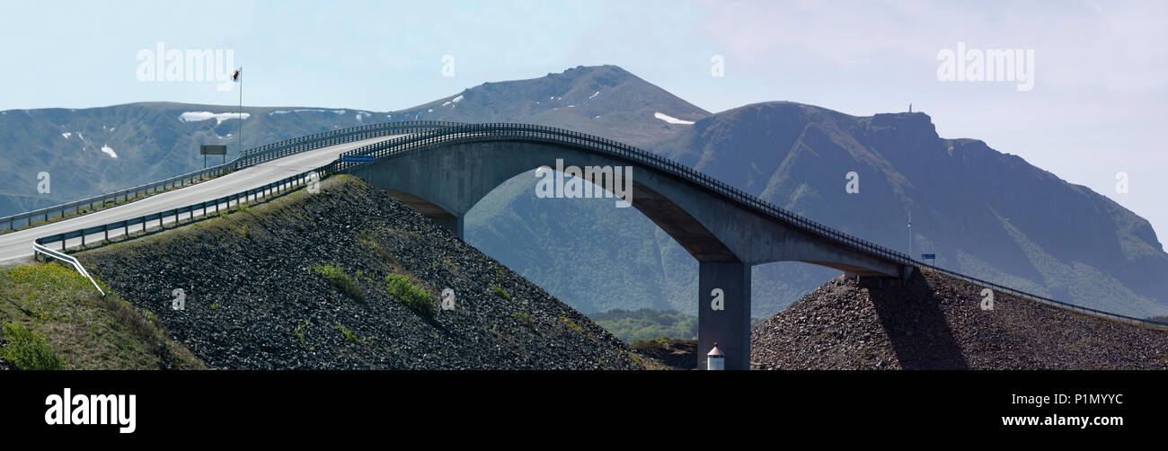 Ponte Storseisundet sull'Atlantico strada costiera, Norvegia. Foto Stock