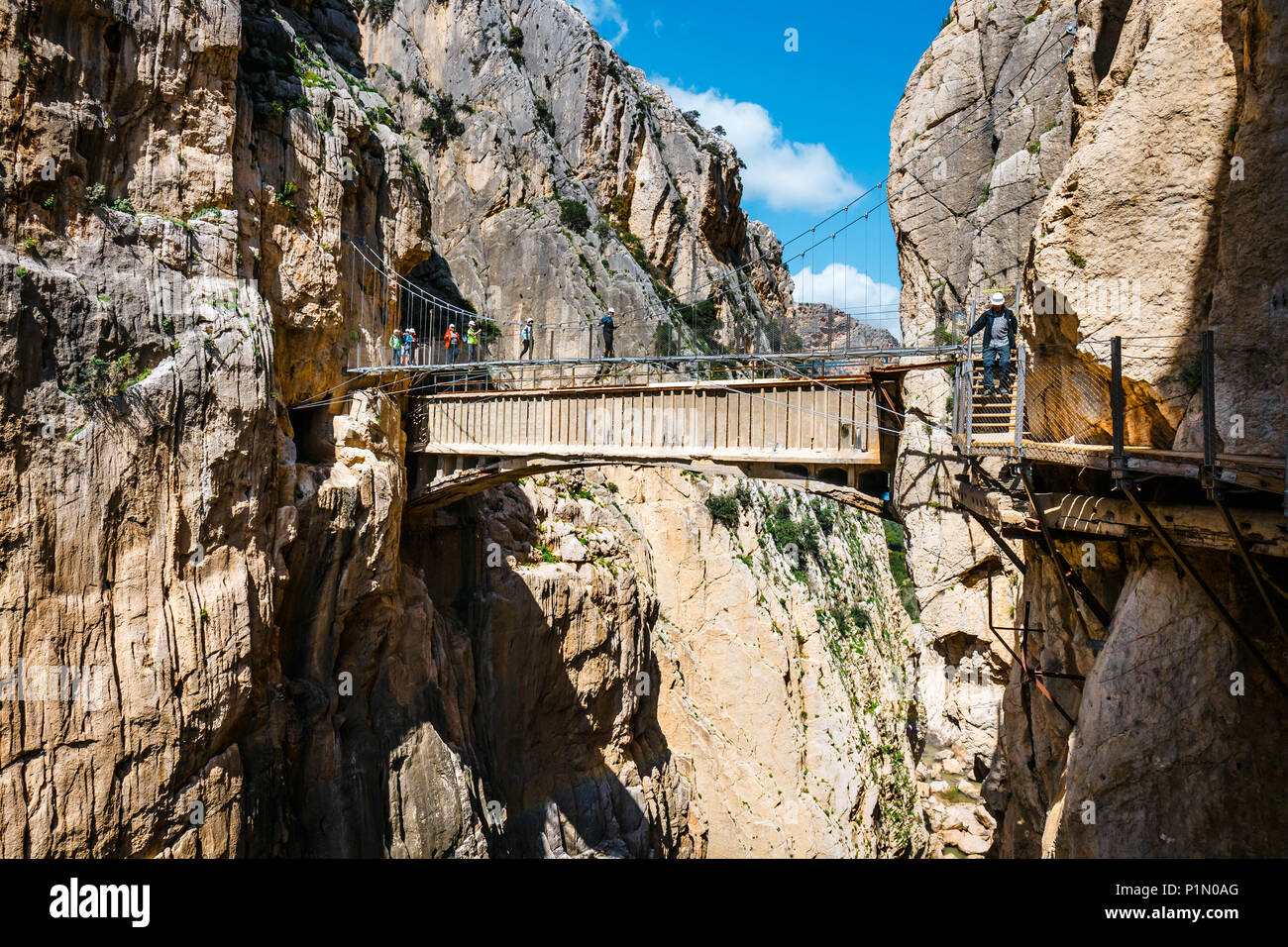Caminito del Rey, Spagna, 04 Aprile 2018: visitatori che attraversano il  ponte di sospensione a Gaitanes Gorge, Malaga, Spagna Foto stock - Alamy