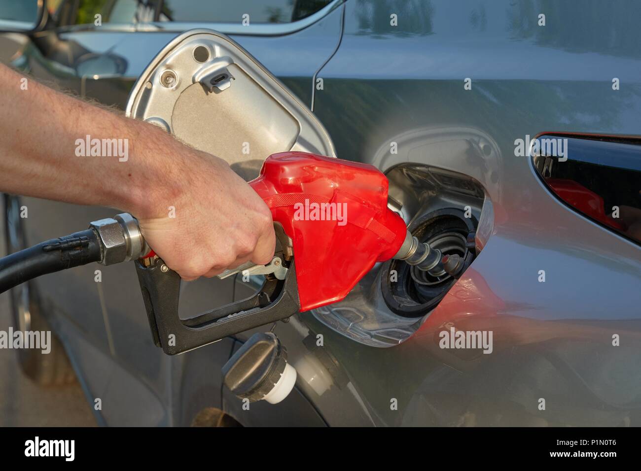 Ugello carburante auto di riempimento Foto Stock