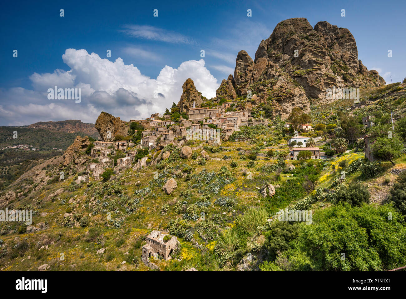 Colle medievale città di Pentedattilo, Appennino Meridionale, Calabria, Italia Foto Stock