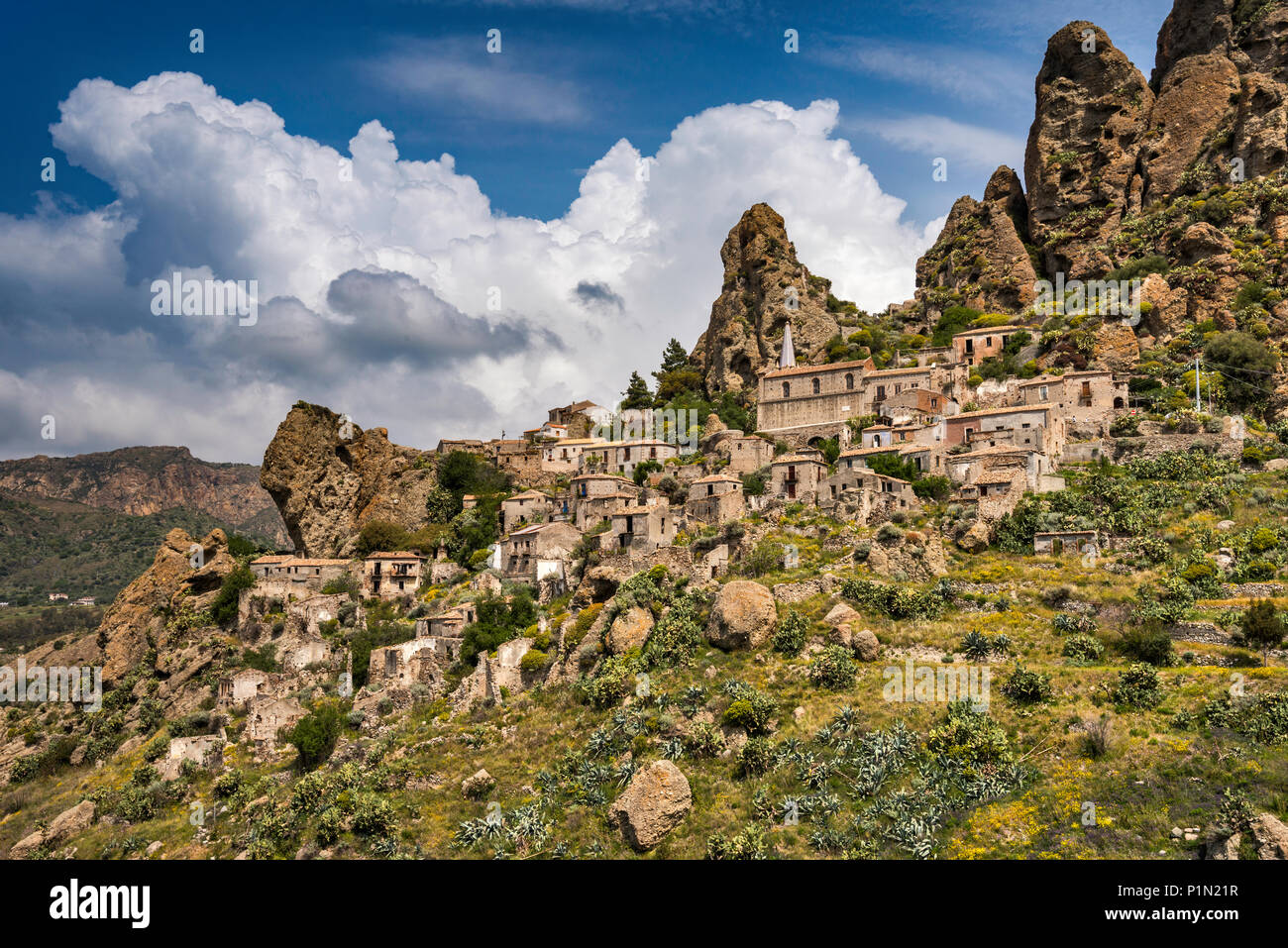 Colle medievale città di Pentedattilo, Appennino Meridionale, Calabria, Italia Foto Stock