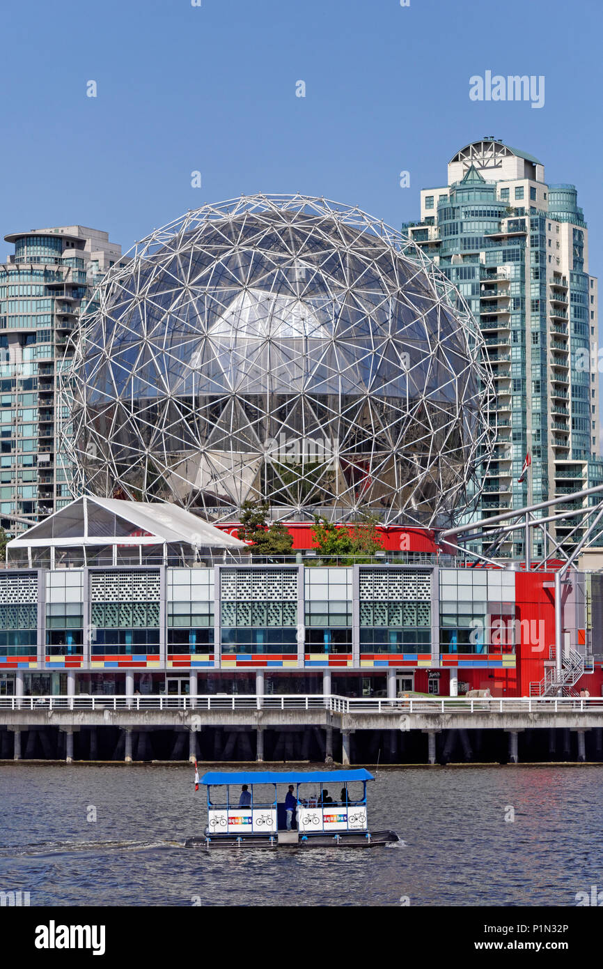 Aquabus ferry passato a vela il Telus mondo della scienza di cupola geodetica su False Creek, Vancouver, BC, Canada Foto Stock