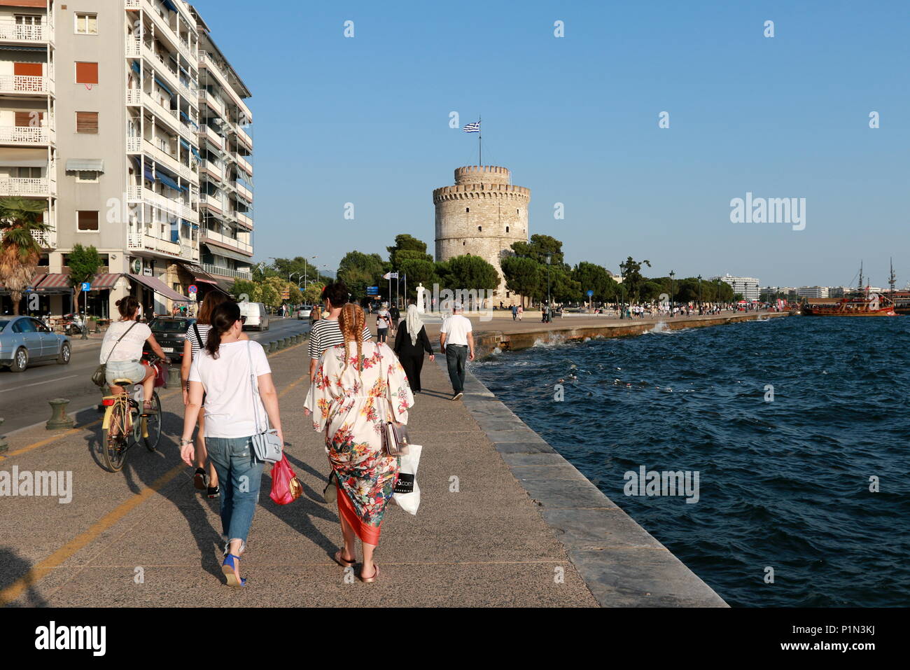 Lungomare promenada con la torre bianca in background in Salonicco, Grecia. Foto Stock