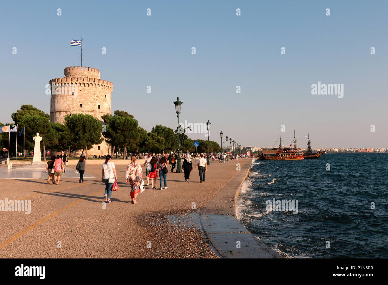 Lungomare promenada con la torre bianca in background in Salonicco, Grecia. Foto Stock