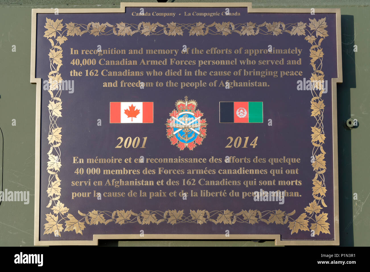 Lapide in memoria forze armate canadesi che hanno servito e sono morti in Afghanistan in LAV III monumento all'Seaforth Armeria, Vancouver, BC, Canada Foto Stock