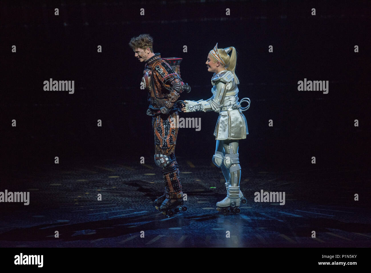 10 giugno 2018, Germania, Bochum: Georgina Hagen (r) come perla con Blake Patrick Anderson (l) come Rusty il motore di vapore nel musical Starlight Express. Il musical è stato eseguito in Bochum ininterrottamente dal 1988. Una nuova versione sviluppata da Andrew Lloyd Webber è dovuta a essere eseguita dal 12 giugno. Foto: Caroline Seidel/dpa Foto Stock