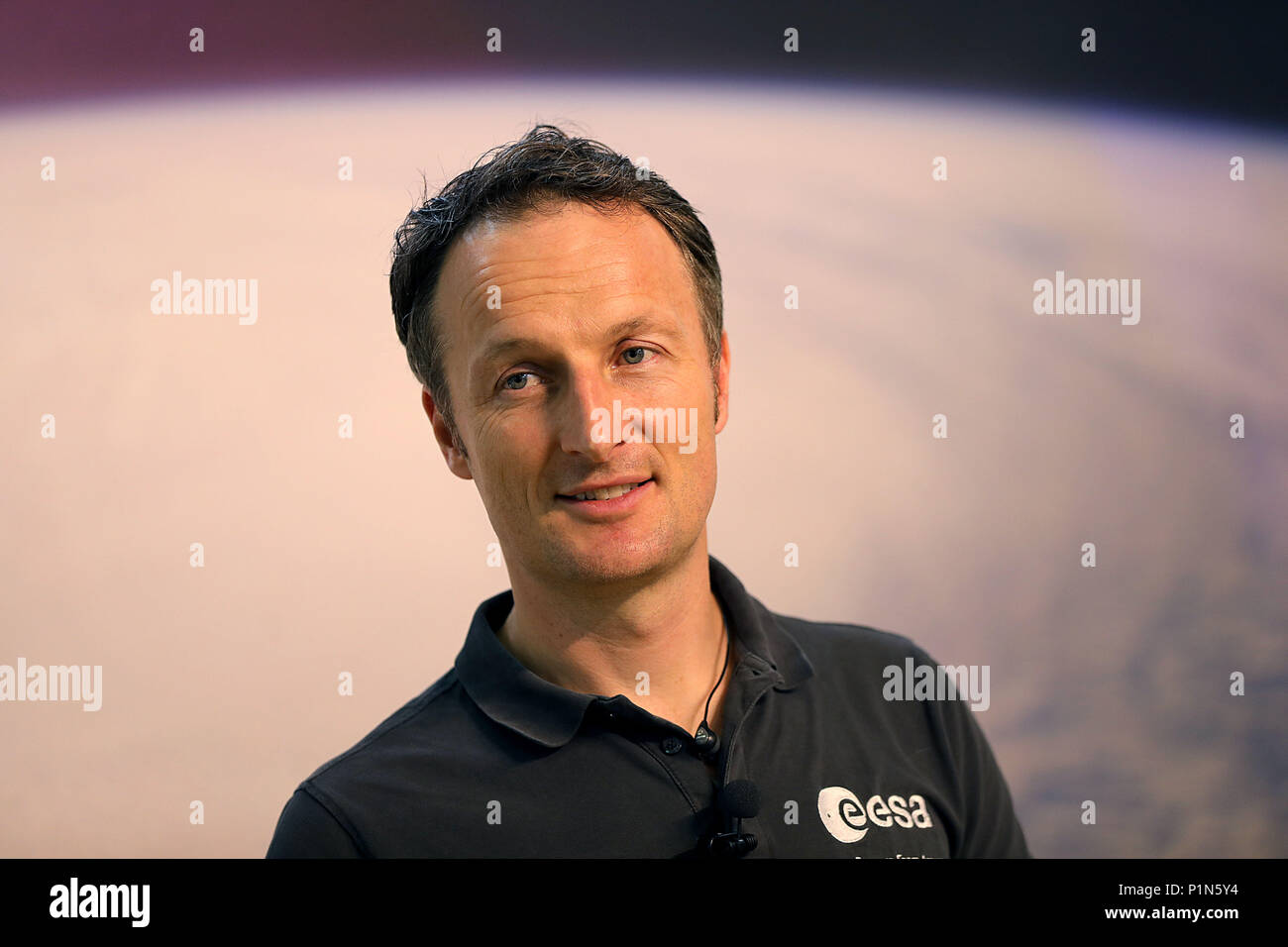 12 giugno 2018, Germania, Colonia: Matthias Maurer, tedesco l'astronauta dell'ESA, presenta un flusso video con Alexander Gerst, chi sta rispondendo alle domande dei giornalisti dalla Stazione spaziale internazionale. Foto: Oliver Berg/dpa Foto Stock