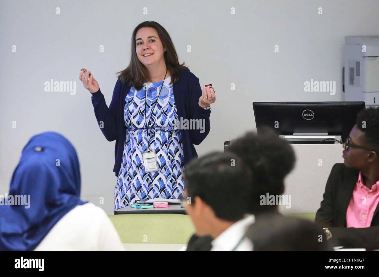 Florida, Stati Uniti d'America. 12 Giugno, 2018. Susan Lugar (Chief Communications Officer) parla di studente stagisti in Palm Beach County Clerk & Comptroller estivo di alfabetizzazione finanziaria programma Martedì, 12 giugno 2018. Credito: Bruce R. Bennett/Palm Beach post/ZUMA filo/Alamy Live News Foto Stock