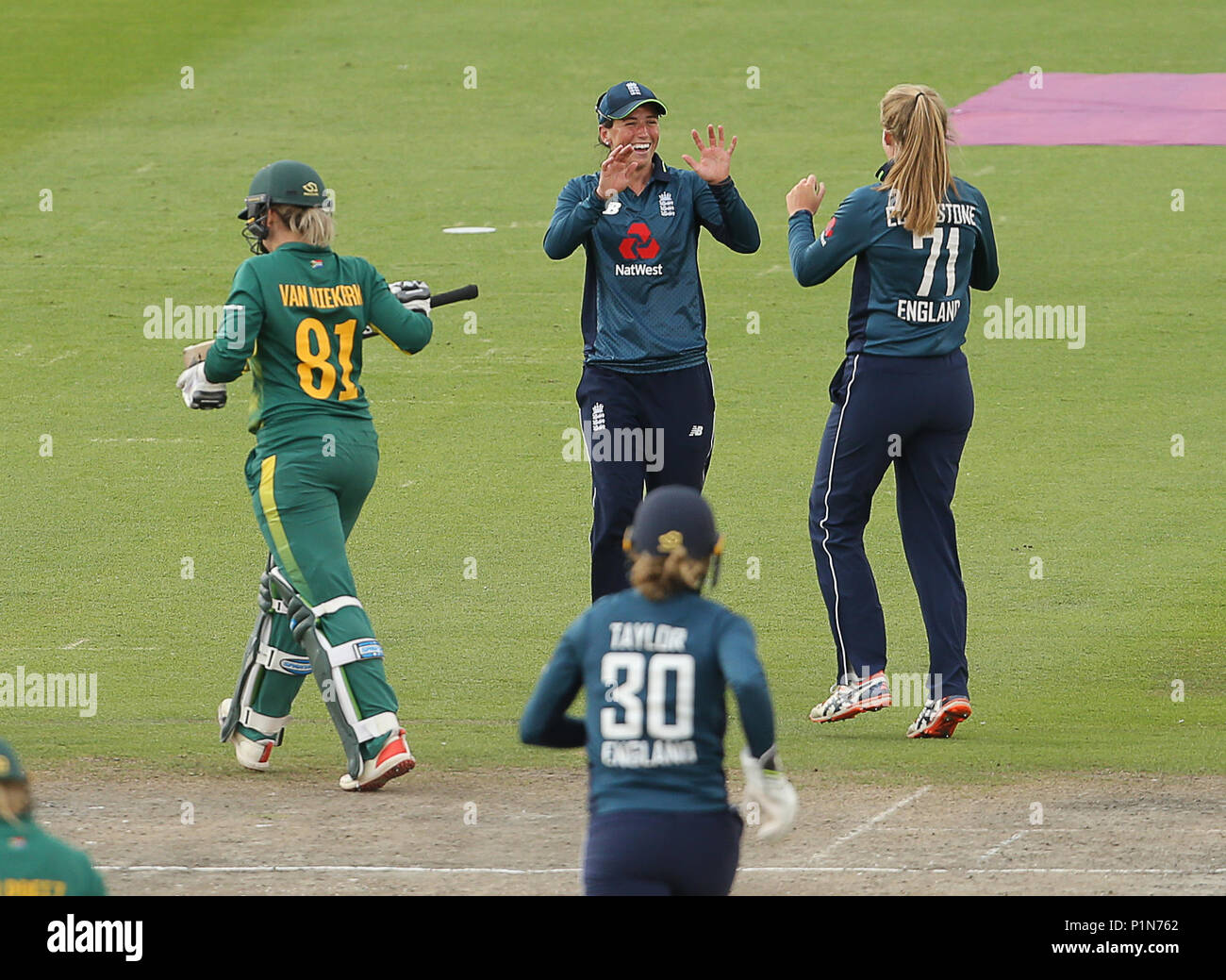 Hove, Sussex, Regno Unito. 12 GIU, 2018. La Georgia Elwiss d'Inghilterra ( 2 R ) prende un gancio dal bowling di Sophie Ecclestone ( R ) per chiudere Dane Van Niekerk del Sud Africa durante il 2° ODI, ICC campionato delle donne match tra Inghilterra donne e Sud Africa le donne al primo centro di County Ground, Hove il 12 giugno, 2018 in Sussex, Inghilterra. Solo uso editoriale Foto Stock