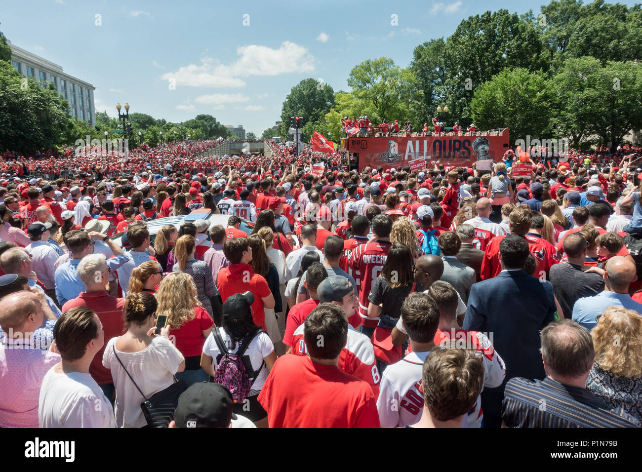 Washington, DC, Stati Uniti d'America. 12 Giugno, 2018. Sfilata per la Stanley Cup vincitore Washington capitelli squadra di hockey passare alcune decine di migliaia di fans fodera Constitution Avenue come processione ha modo di lui National Mall per un pomeriggio rally celebra il cappuccio la vittoria sulla Vegas Golden cavalieri per la loro sempre prima la Stanley Cup. Bob Korn/Alamy Live News Foto Stock