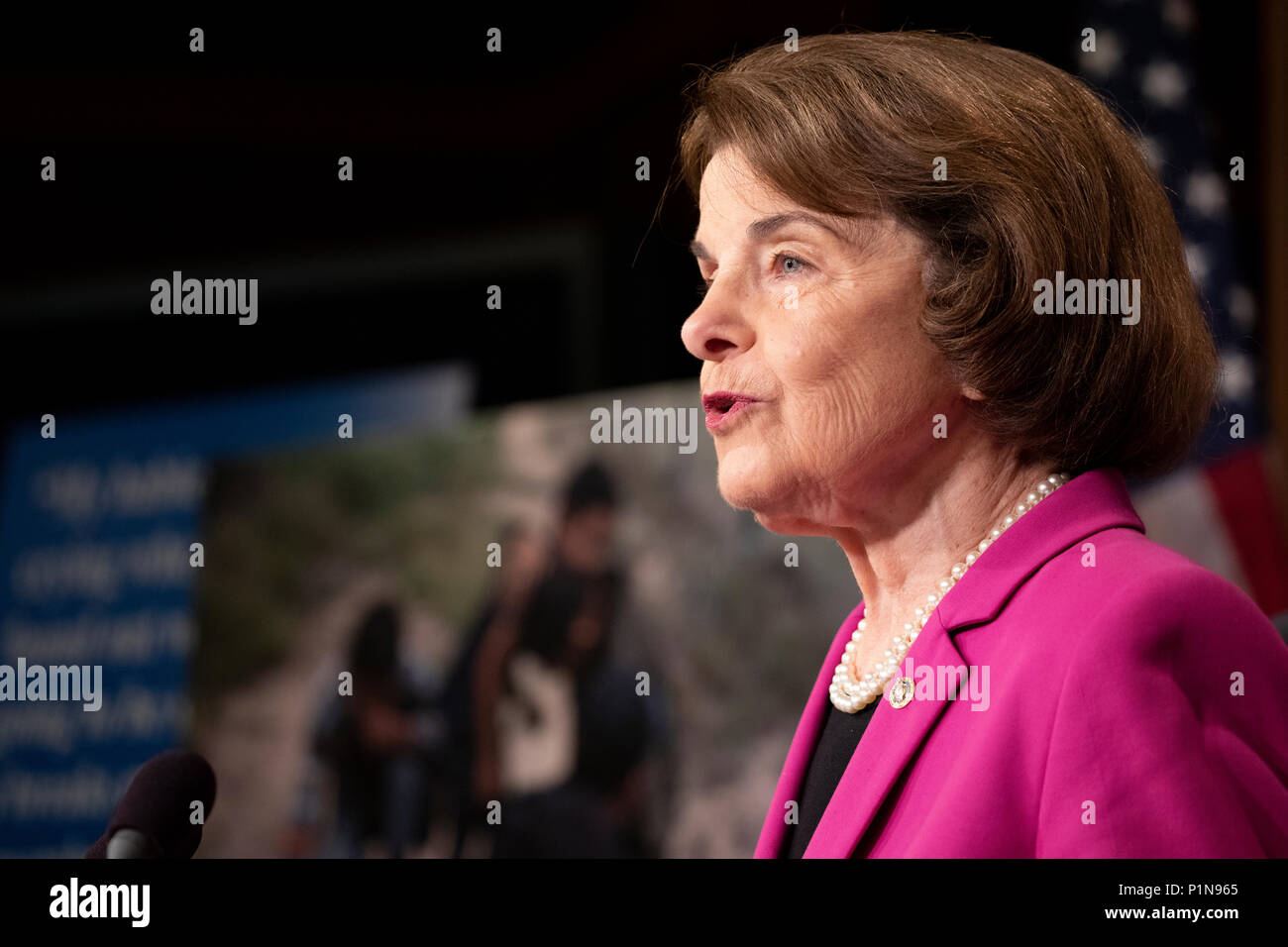 Washington, Stati Uniti d'America. 12 Giugno, 2018. Il senatore Dianne Feinstein, democratici della California, parla durante una conferenza stampa tenuta dal Senato Democratici chiedono una fine al genitore bambino le separazioni su il sud degli Stati Uniti frontiera da parte del governo federale al Campidoglio di Washington il 12 giugno 2018. Credito: Alex Edelman/CNP | Utilizzo di credito in tutto il mondo: dpa/Alamy Live News Foto Stock