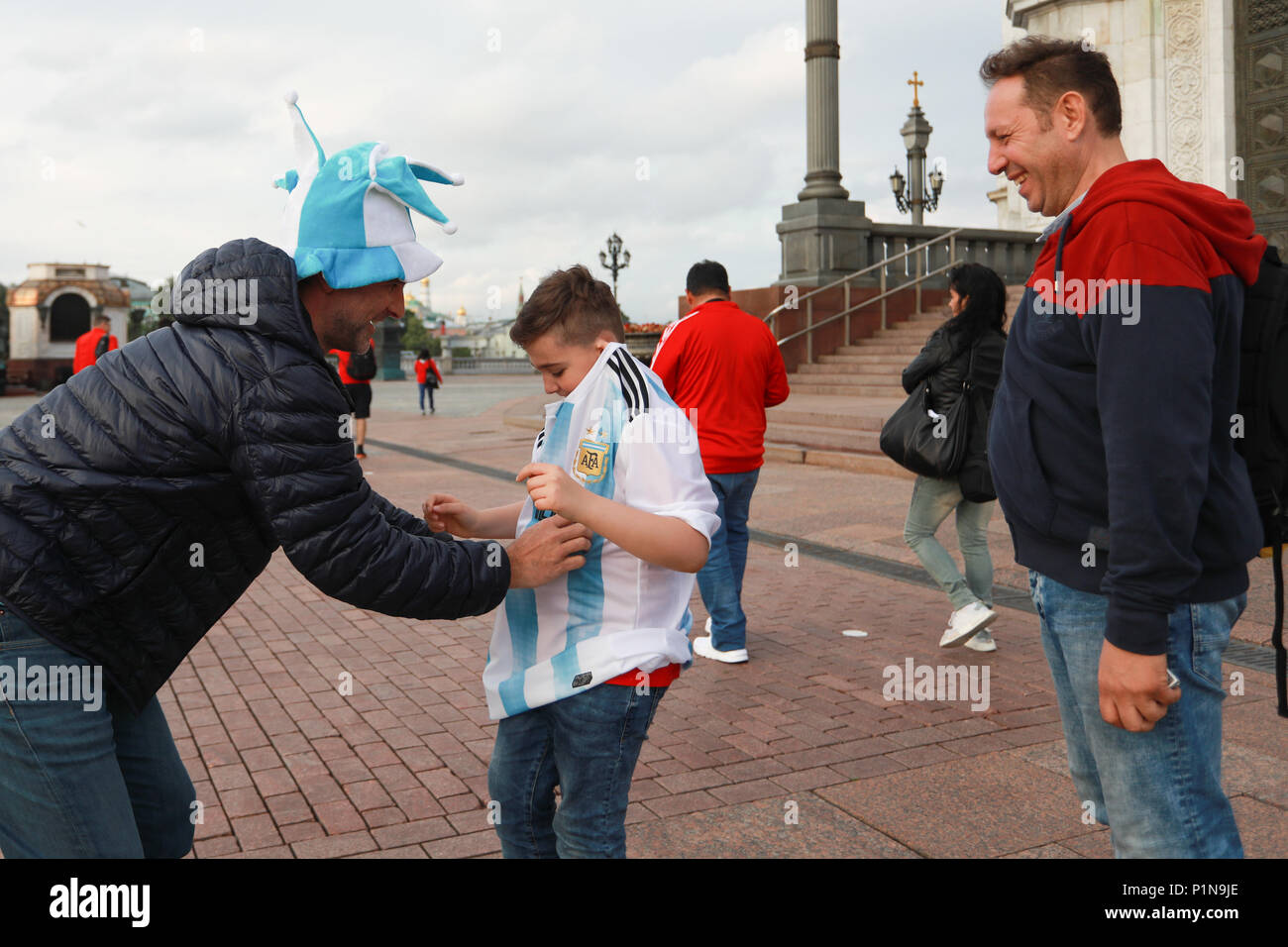 MOSCOU, MO - 12.06.2018: Foto Generale Mosca 2018 - Argentine sostenitore indossa la maglietta della selezione in russo bambino nella parte anteriore del posto della Chiesa di Cristo Salvatore a Mosca. (Foto: Ricardo Moreira/Fotoarena) Foto Stock