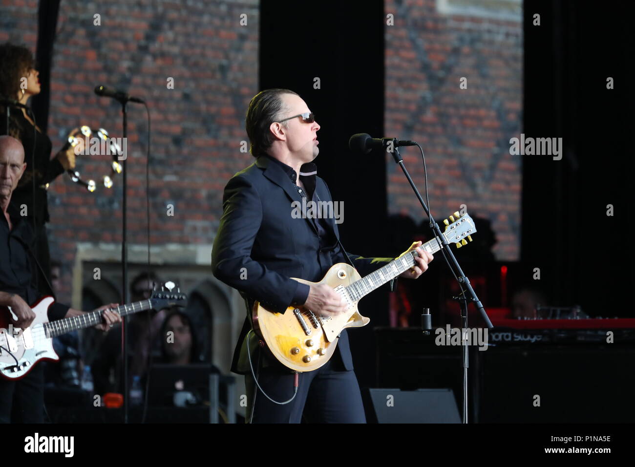 L'Americano blues rock/cantante e chitarrista Joe Bonamassa eseguita in presenza di un folto pubblico a Hampton Court festival. Foto Stock