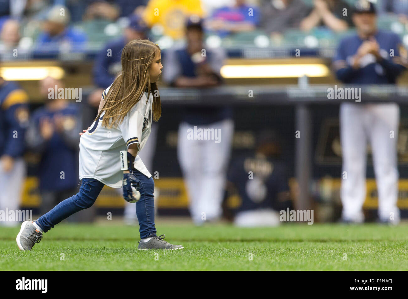 Milwaukee, WI, Stati Uniti d'America. 11 Giugno, 2018. Hailey Dawson getta fuori prima del passo prima della Major League Baseball gioco tra il Milwaukee Brewers e il Chicago Cubs a Miller Park di Milwaukee, WI. John Fisher/CSM/Alamy Live News Foto Stock