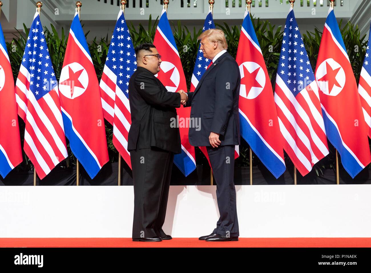 Stati Uniti Presidente Donald Trump, destra stringe la mano con il leader della Corea del nord Kim Jong Onu a Capella resort Giugno 12, 2018 nell'Isola di Sentosa, Singapore. Foto Stock