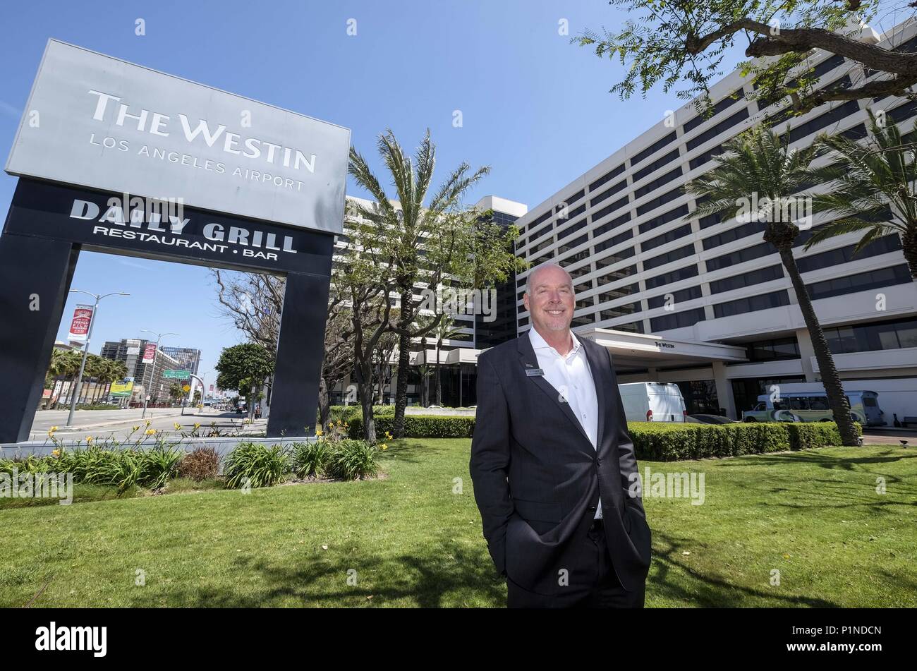 Los Angeles, California, USA. Xxv Aprile, 2018. Phil Baxter, General Manager, Westin Hotel LAX. Credito: Ringo Chiu/ZUMA filo/Alamy Live News Foto Stock