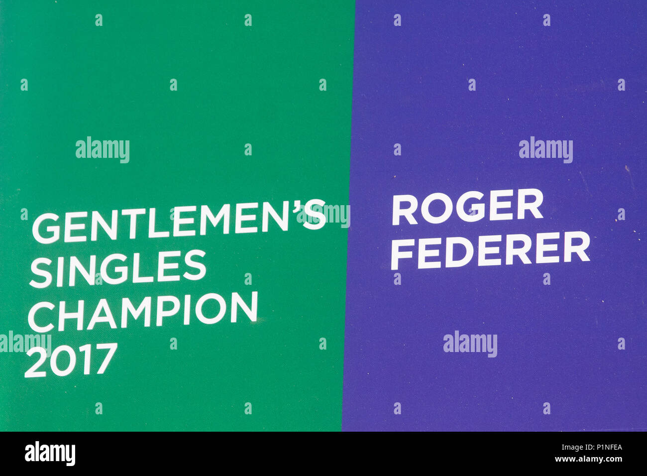 Londra REGNO UNITO. 13 giugno 2018. Rotolo di onore banner che mostra il 2017 Wimbledon uomini e donne Singles champions Roger Federer e Garbine Muguruza vengono visualizzati in corrispondenza della gate dei AELTC a Wimbledon con 3 settimane sinistra fino all'inizio del 2018 i campionati di tennis Credito: amer ghazzal/Alamy Live News Foto Stock