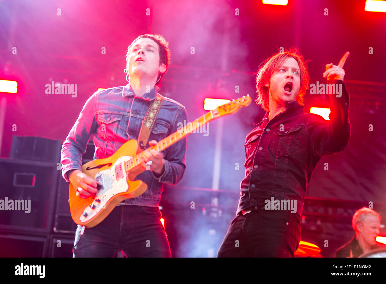 Hannover, Germania. 12 Giugno, 2018. Rock band svedese Mando Diao con il cantante e frontman Björn Dixgård suona presso il palco del festival su d!campus al CEBIT 2018, international computer expo e dell'Europa Festival Business per innovazione e digitalizzazione. Credito: Christian Lademann / Alamy Live News Foto Stock