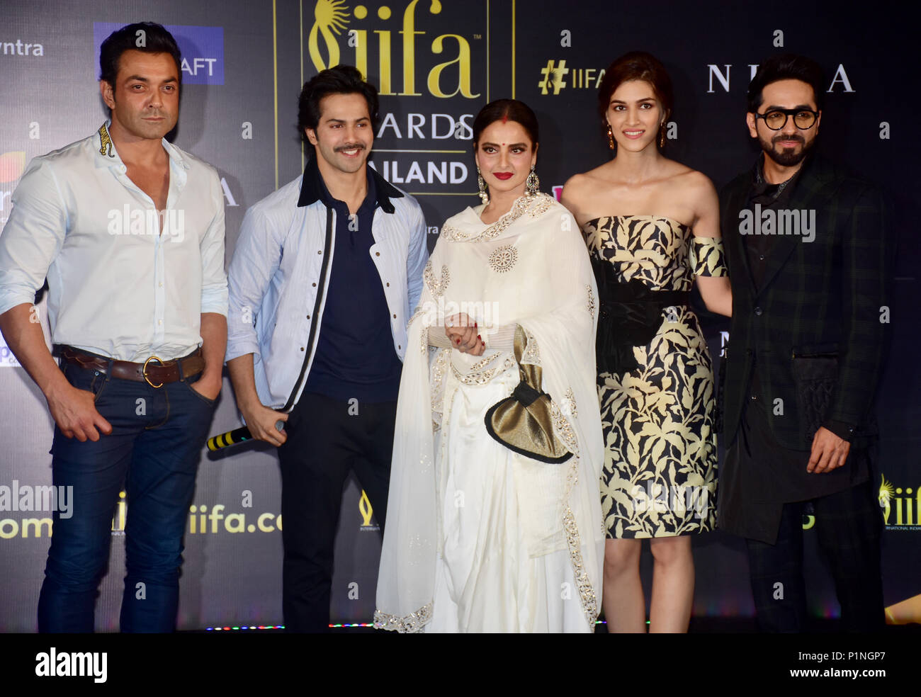 Indian film attori Bobby Deol, Varun Dhavan, Rebecca, Kriti Sanon e Ayushmann Khurrana pongono nel corso di una conferenza stampa a Mumbai per la XIX edizione di Nexa IIFA Awards che succede in Thailandia. Foto Stock