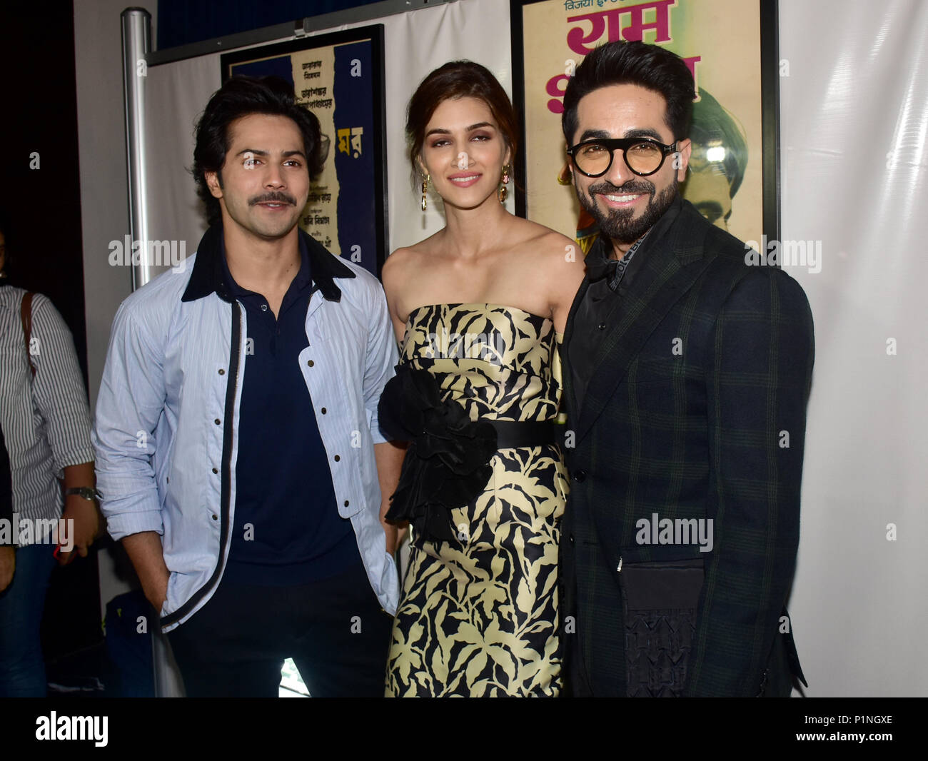 Mumbai, India. 12 Giugno, 2018. Indian film attori Varun Dhavan, Kriti Sanon e Ayushmann Khurrana pongono nel corso di una conferenza stampa a Mumbai per la XIX edizione di Nexa IIFA Awards che succede in Thailandia. Credito: Azhar Khan SOPA/images/ZUMA filo/Alamy Live News Foto Stock