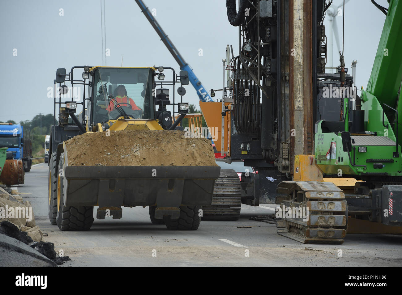 12 giugno 2018, Tribsees, Germania: un'operazione congiunta di due grandi imprese di costruzione preparare un sito in costruzione dell'autostrada A20 per il lavoro di perforazione previsti per le prossime settimane. Foto: Stefan Sauer/dpa Foto Stock