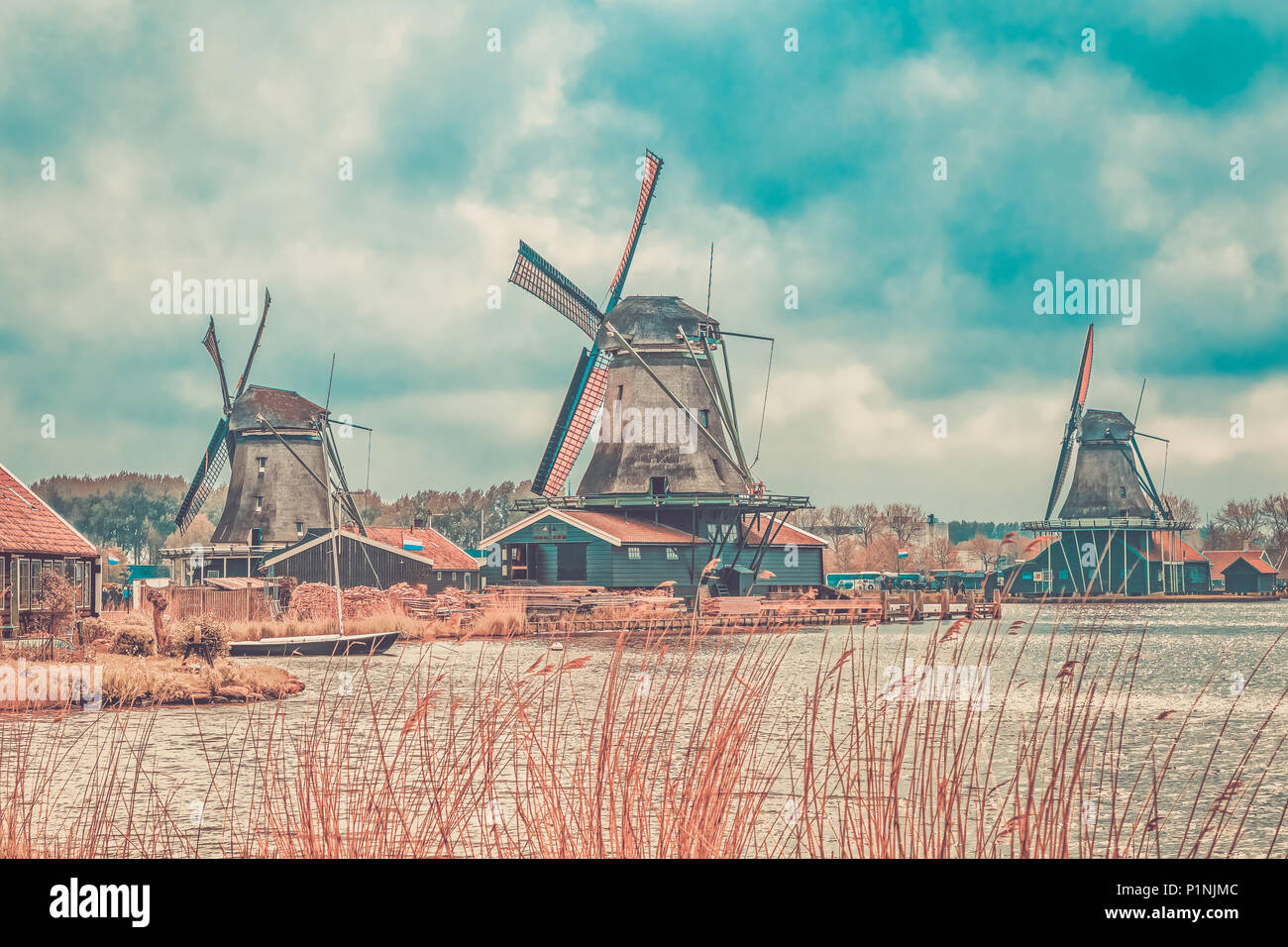 Mulini a vento di Zaanse Schans, tranquillo villaggio in Paesi Bassi, provincia Olanda settentrionale. Foto Stock