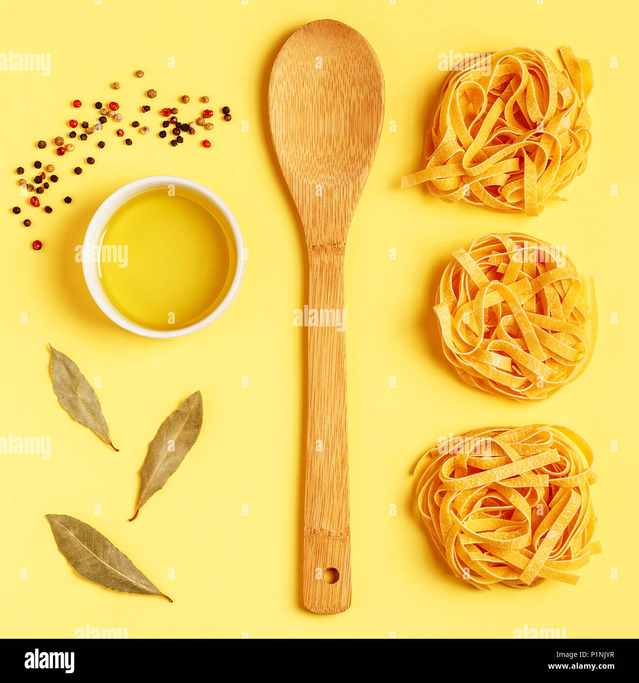 Laici piana toni pastello e background. Ingredienti per la cottura su un giallo luminoso dello sfondo. Foto Stock