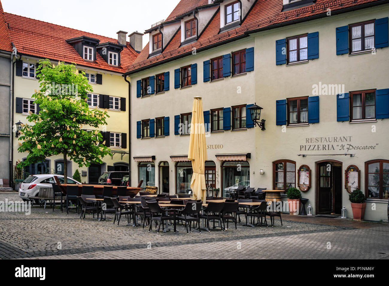 Füssen, Germania - 10 Maggio 2018: tradizionale, gli edifici colorati e ciottoli coperto street nel centro storico della città vecchia di Füssen, una romantica medieval Foto Stock