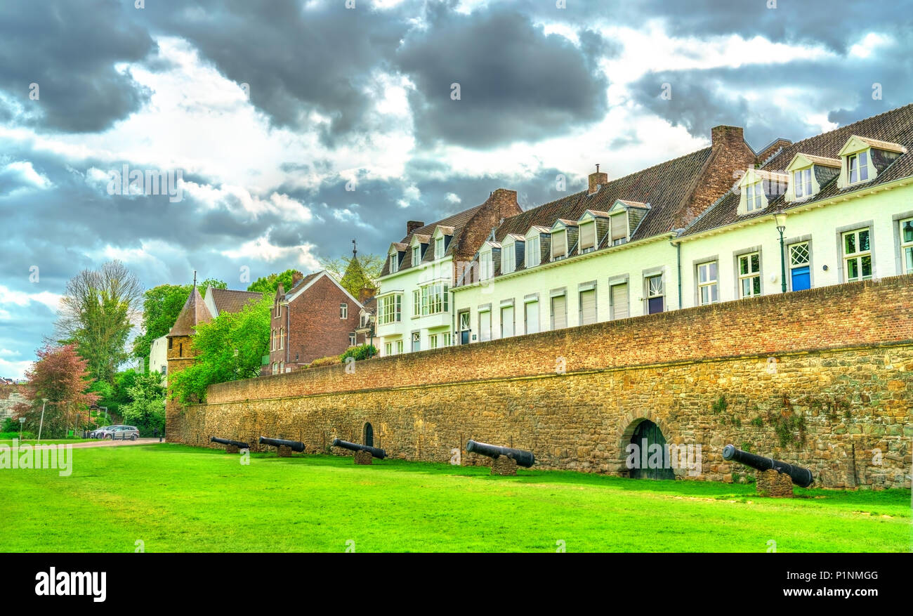 Mura medievali della città con cannoni a Maastricht, Paesi Bassi Foto Stock