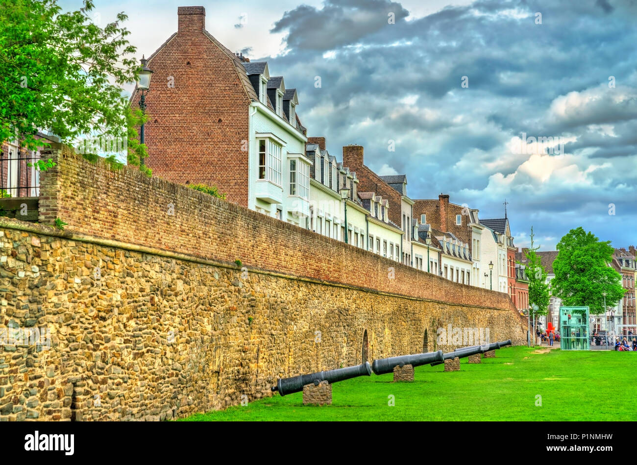Mura medievali della città con cannoni a Maastricht, Paesi Bassi Foto Stock