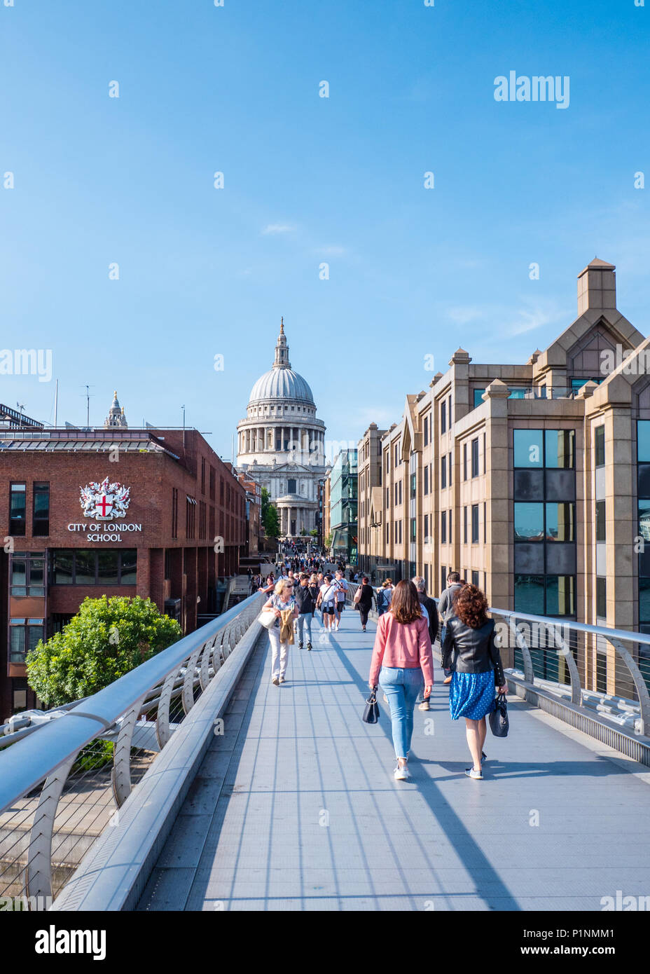Millennium Bridge che conduce alla Cattedrale di St Paul, City of London, Londra, Inghilterra, Regno Unito, GB. Foto Stock